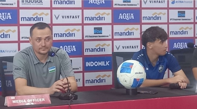 Pelatih dan pemain Uzbekistan saat melakukan sesi temu pers usai laga menghadapi Timnas Indonesia U-17 di ajang Piala Kemerdekaan 2025. [Instagram]